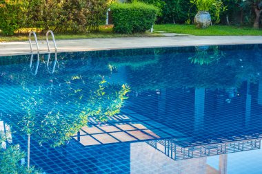 Güzel lüks otel ve resort tatil seyahat ve tatil için merdiven ile açık yüzme havuzu