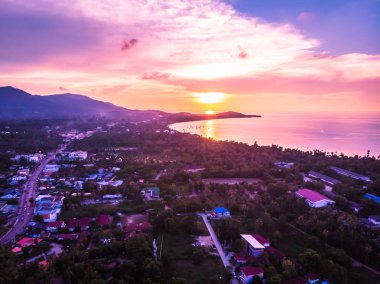 Güzel tropikal plaj ve deniz hurma ve koh samui Adası Tayland tatil ve seyahat için günbatımı zaman diğer ağacında havadan görünümü