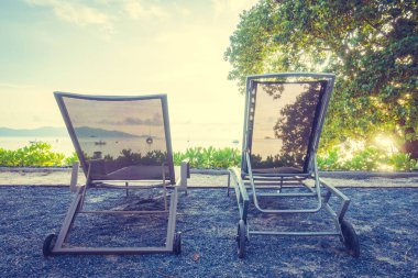 Güzel tropikal deniz okyanus ve plaj şemsiye ve sandalye seyahat ve tatil için