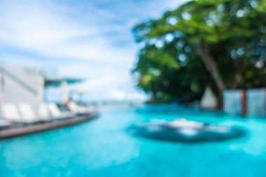 Soyut bulanıklık ve ufuk güzel açık yüzme havuzunda otel ve tatil arka planı için