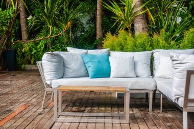 Kanepe dekorasyon açık veranda tropikal ve doğa manzaralı konforlu yastık