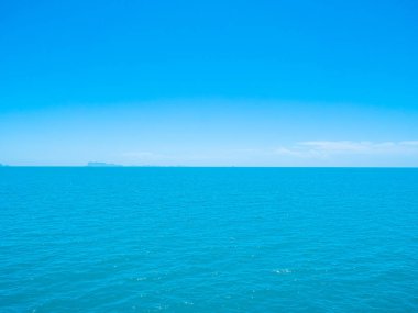 Seyahat ve tatil için mavi gökyüzü arka plan üzerinde beyaz bulut ile güzel tropikal deniz okyanus