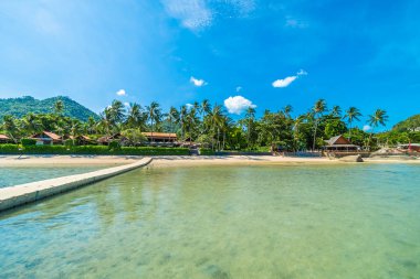 Güzel tropikal plaj deniz ve kum mavi gökyüzü ve beyaz bulut iskelesinden seyahat ve tatil için Hindistan cevizi hurma ağacı ile