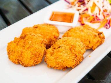 Derin yağda kızartılmış karides pasta beyaz plaka - Tay gıda stil tatlı sos ile