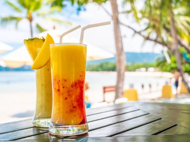 Ahşap masa relax için deniz ve okyanus manzaralı içme smoothies camına buzlu