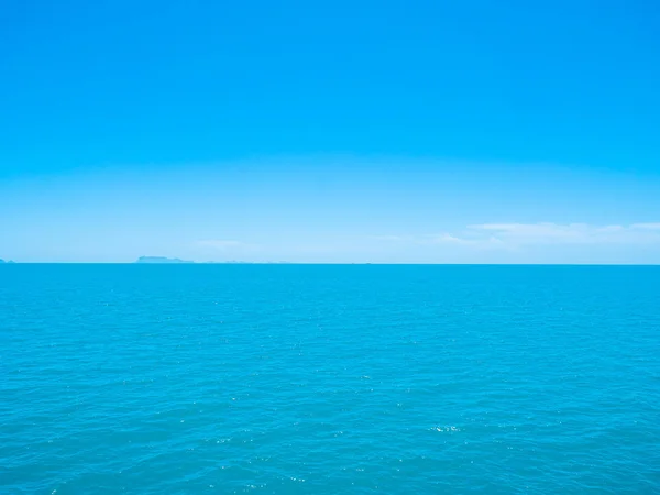 Prachtige Tropische Zee Oceaan Met Witte Wolk Blauwe Hemelachtergrond Voor — Stockfoto