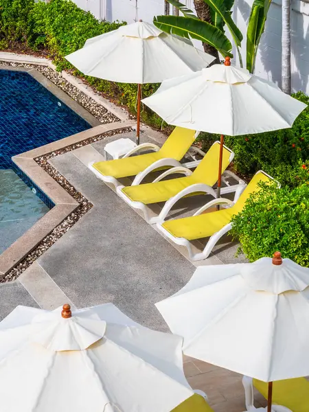 Parasol Krzesło Luksus Odkrytym Basenie Hotelu Resort Wakacje Podróże — Zdjęcie stockowe