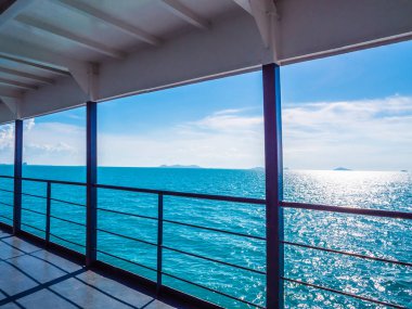 Balkon, cruise veya seyahat ve tatil için mavi gökyüzü üzerinde güzel deniz okyanus manzaralı tekne