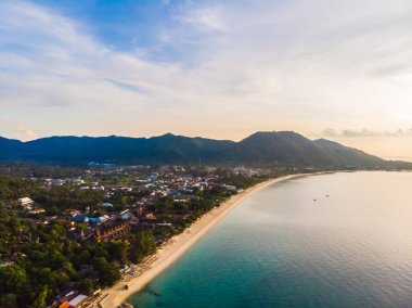 Güzel tropikal plaj ve deniz hurma ve koh samui Adası seyahat ve tatil için diğer ağacında havadan görünümü