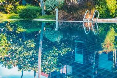 Güzel lüks otel ve resort tatil seyahat ve tatil için merdiven ile açık yüzme havuzu