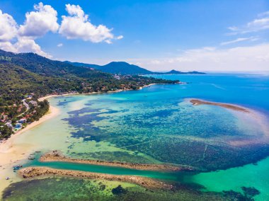 Güzel tropikal plaj ve deniz hurma ve koh samui Adası seyahat ve tatil için diğer ağacında havadan görünümü