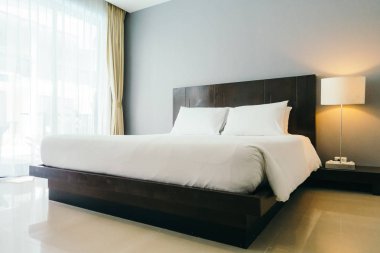 Beyaz rahat yastık yatak dekorasyon otel yatak odasında