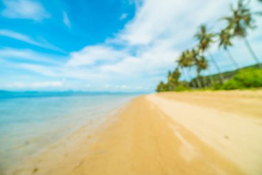 Soyut bulanıklık ve tropikal plaj ve deniz seyahat ve tatil için Hindistan cevizi hurma ağacı arka plan ile defocused