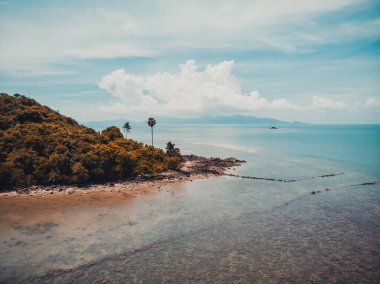 Güzel tropikal plaj ve deniz hurma ve koh samui Adası seyahat ve tatil için diğer ağacında havadan görünümü