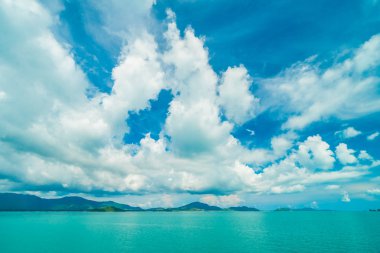 Güzel beyaz bulut mavi gökyüzü ve deniz ya da okyanus arka planı için