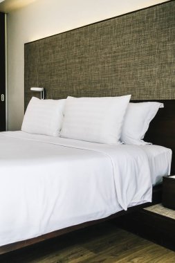 Otel yatak yatak dekorasyon iç beyaz rahat yastık