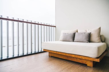 Kanepe dekorasyon açık balkon ve veranda üzerinde rahat yastık