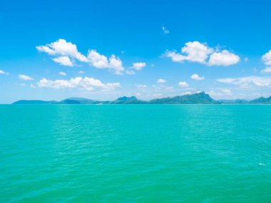 Seyahat ve tatil için mavi gökyüzü arka plan üzerinde beyaz bulut ile güzel tropikal deniz okyanus