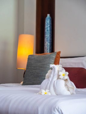Beyaz fil havlu ve yatak otel yatak odası iç dekorasyonda rahat yastık