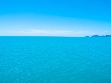 Seyahat ve tatil için mavi gökyüzü arka plan üzerinde beyaz bulut ile güzel tropikal deniz okyanus