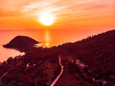 Güzel tropikal plaj ve deniz Island günbatımı zaman seyahat ve tatil için havadan görünümü