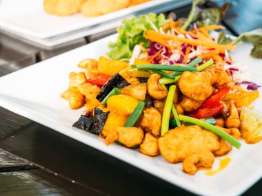 Fried chicken ile kaşu somun beyaz plaka - Tay gıda tarzı