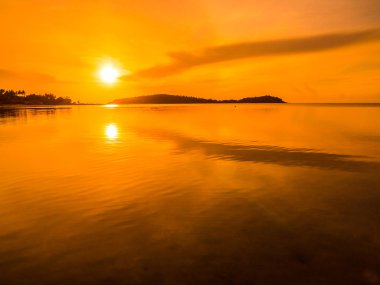 Güzel tropikal plaj deniz ve okyanus ile Hindistan cevizi hurma ağacı gündoğumu zaman seyahat ve tatil için