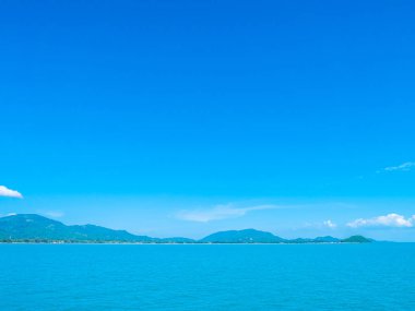 Güzel deniz ve okyanus kopya alanı için metin bulut beyaz ve mavi gökyüzü zemin üzerine