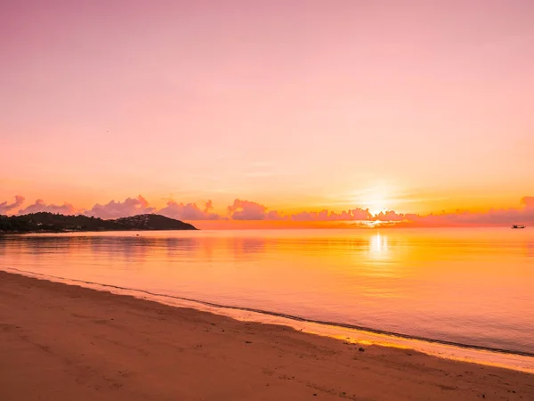 Hermosa Playa Tropical Paisaje Marino Con Nubes Cielo Amanecer Atardecer — Foto de Stock