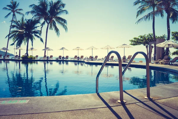 Schöner Tropischer Strand Und Meer Mit Sonnenschirm Und Liegestuhl Rund — Stockfoto