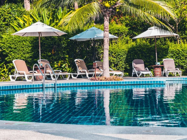 Şemsiye Sandalye Etrafında Lüks Otel Resort Tatil Seyahat Için Açık — Stok fotoğraf