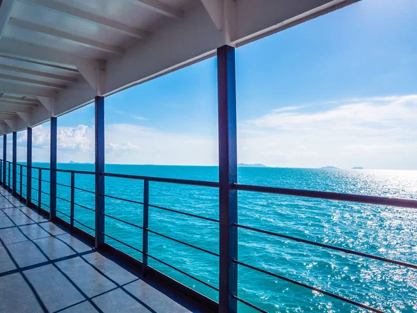 Balkon Rejs Lub Rejsy Pięknym Widokiem Morze Ocean Błękitne Niebo — Zdjęcie stockowe