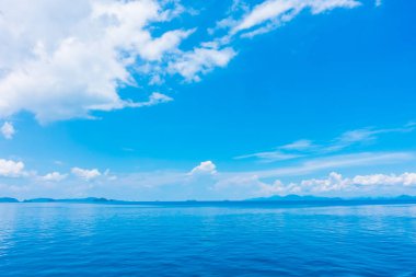 Güzel deniz ve okyanus mavi gökyüzü arka plan bulut ile