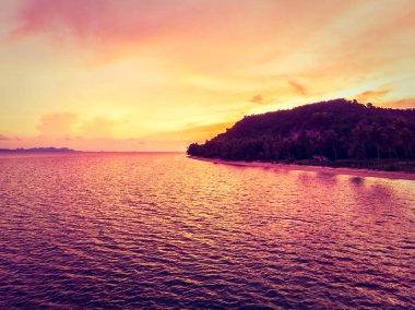 Güzel tropikal plaj ve deniz hurma ve koh samui Adası Tayland tatil ve seyahat için günbatımı zaman diğer ağacında havadan görünümü