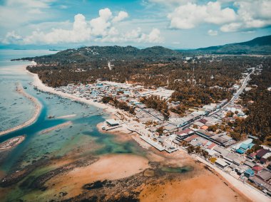 Güzel tropikal plaj ve deniz hurma ve koh samui Adası seyahat ve tatil için diğer ağacında havadan görünümü