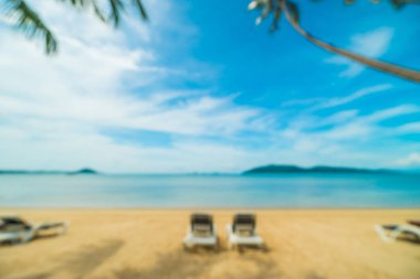 Soyut bulanıklık ve tropikal plaj ve deniz seyahat ve tatil için Hindistan cevizi hurma ağacı arka plan ile defocused