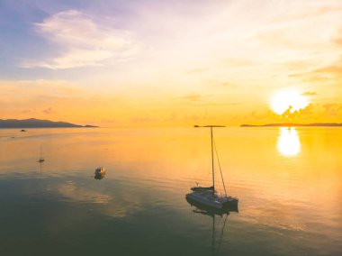 Güzel tropikal plaj ve deniz hurma ve koh samui Adası Tayland tatil ve seyahat için günbatımı zaman diğer ağacında havadan görünümü