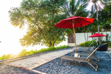 Güzel tropikal deniz okyanus ve plaj şemsiye ve sandalye seyahat ve tatil için