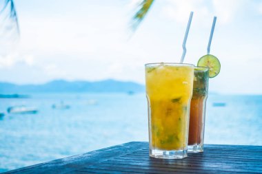 Mojito cam tropikal deniz okyanus ve Plajı manzaralı içme buz