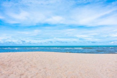 Seyahat ve tatil için güzel tropikal plaj ve deniz manzara