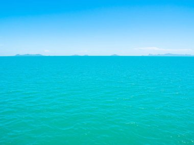 Seyahat ve tatil için mavi gökyüzü arka plan üzerinde beyaz bulut ile güzel tropikal deniz okyanus