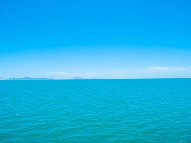 Seyahat ve tatil için mavi gökyüzü arka plan üzerinde beyaz bulut ile güzel tropikal deniz okyanus