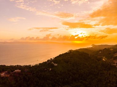 Güzel tropikal plaj ve deniz Island günbatımı zaman seyahat ve tatil için havadan görünümü