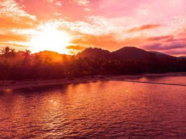 Güzel tropikal plaj ve deniz Island günbatımı zaman seyahat ve tatil için havadan görünümü