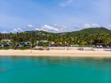 Seyahat ve tatil için adada güzel tropikal plaj ve deniz ağaçları ile havadan görünümü