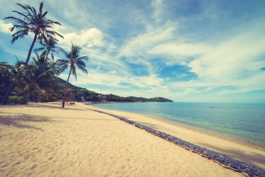 Güzel tropikal plaj deniz ve kum mavi gökyüzü ve beyaz bulut seyahat ve tatil için Hindistan cevizi hurma ağacı ile
