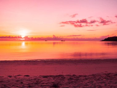 Güzel tropikal plaj ve okyanus yatay, bulut ve gökyüzü gündoğumu veya günbatımı zaman seyahat ve tatil için