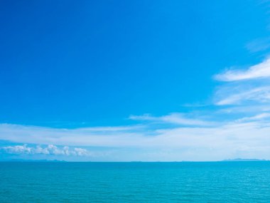 Güzel deniz ve okyanus kopya alanı için metin bulut beyaz ve mavi gökyüzü zemin üzerine