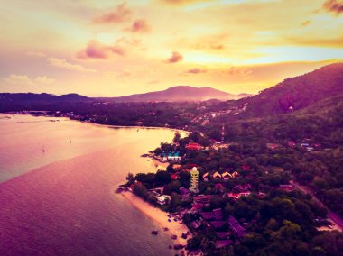 Güzel tropikal plaj ve deniz hurma ve koh samui Adası Tayland tatil ve seyahat için gündoğumu zaman diğer ağacında havadan görünümü