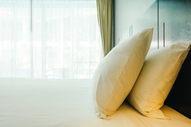 Beyaz rahat yastık yatak dekorasyon otel yatak odasında
